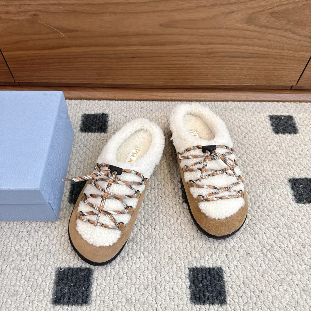 Get out of the factory.（Top Version） 26♪ Autumn and winter ♪🍂⛄️ PRADA Prada's new money.△Triangulation sign, wool shoes., Boots. Snow boots. Two-coloured velvet real lambs with red boots. DoubleTPUOtsumi! Material Details to Compare with Original, The generic version of the market is differentiated. Please accept our top quality lamb wool to be fully warm.YyDS Shoe.: Importing silk and sanded cattle skin Uchi.: Import gross Shoes under the sole.: Original Open Shoe Base Size: 35-39（40/41I'll make sure I don't change it.）