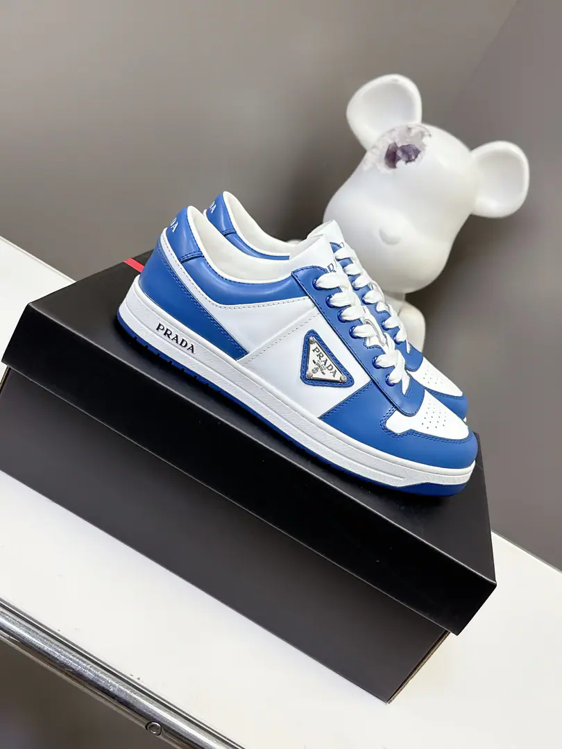 🏧𝐏𝐑𝐀𝐃𝐀Top-of-the-line new guy shoes series. The shoes are very nice and not soft. It's a lot of leisure., The feet are quite comfortable. - It's good to have air., It's a year and season.😆 The fabric is imported into the skin of cattle. The inside and the foot use cow skin. OriginalTPUOriginal Base Men:39-45 [45Custom]