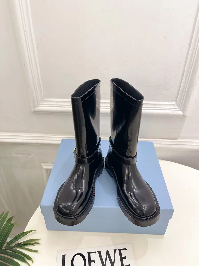 PRADA Prada. 26𝐬𝐬 🌈2026Autumn and winter brand new. The counter is showing off. The classic triangle belts with knights' boots. Boots. Series〰 ◽Shoe.: The original is custom-made to open the beads./Bullskins. ◽️ Uchi.: Import water to dye sheep. ◽Otsumi!: Original modeling, slide-proof floor ◽️ He's tall.: 3.5cm ◽Shoes.: 35-39（40, 41I'll make sure I don't change it.） ◽Plant price: Short boots. Boots. ◽Numbering: 2608045