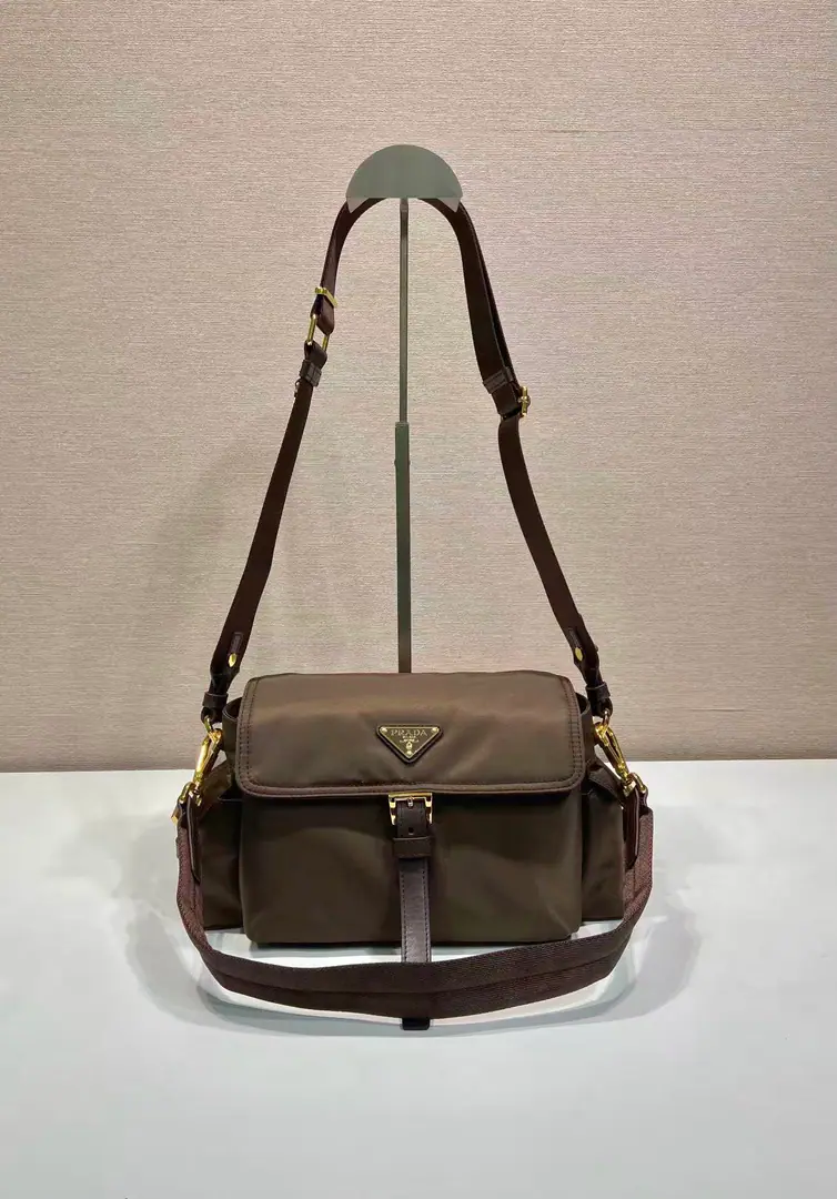 Batch 🎉New mailman bag.🎉1BD New Color🎉🎉 This bag is perfect for precision and functionality., Use regenerative nylon material., Soft contour, With multiple pockets.. Light and practical design combined with motion and 100-strength elements, A lascivious, trigonometric metal logo., The details of the leather.. Yes.2A shoulder belt can be broken., Large capacity, It's perfect., Another time-consuming time-out., Big boys and girls share., Let's get started.🎉🎉 Long30xHigh14xBottom10cm🎉🎉🎉