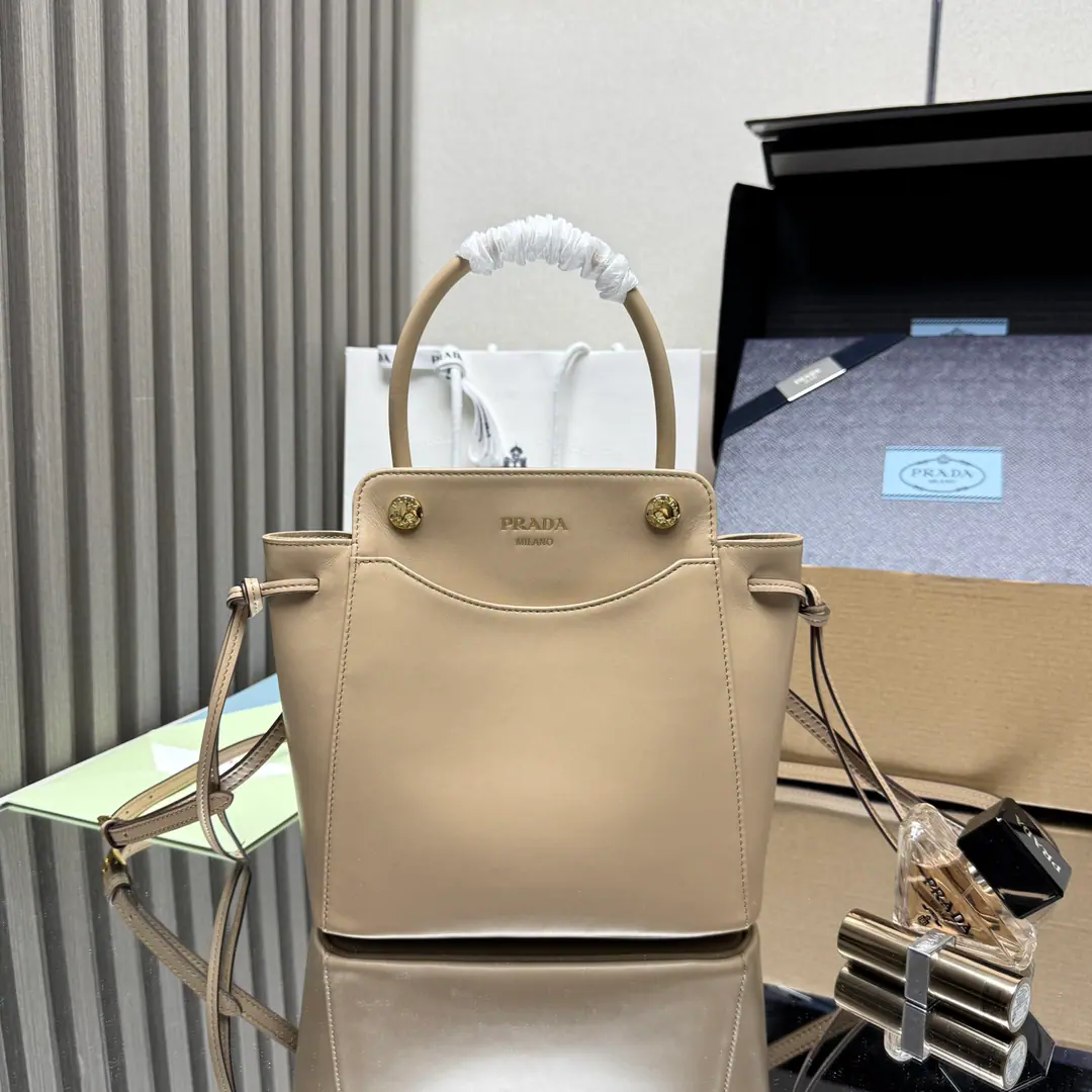 【Top First List】🎉New paragraphCarryHandbag.🎉1BA 🎉🎉This bag is based on its fashion-precision design., I've been able to put a dynamic beauty into every detail of daily use.. The broad-forming apparel is made from imported cattle., It's worth it., Adjustable leather shoulder belt. Magnetic closing device, It's a unique retrograde style.. The top is very fashionable.. Ladies., Let's get started.🎉🎉Dimensions: Long19xHigh21xBottom7cm🎉🎉🎉