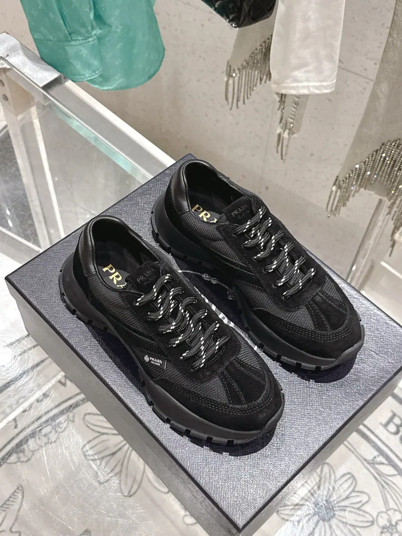 🏧𝐏𝐑𝐀𝐃𝐀Prada. Couples.👫Dad's shoes. 💫This black-soul old-shoe., The net, the skin., I'm taking a breath and a layer of myself., Black and white, dark and dark, snuggled legs., Walking around the air.. ⚠️Triangular logo low profile and recognition., It's not about the suit., A suit or a casual dress?, I can wear a lightly lavish sense of casuality., I can fight on commutes and weekends.💃🏽 ◾️Shoe.: Airnets.➕- Oh, Pete. ◾️Uchi.: Lamb skin.➕Airnets. ◾️Shoes under the sole.: Original plant1:1♪ And the whole thing ♪ ◾️Codes: 35-45 [Women40.41/Men45.46Do it.]