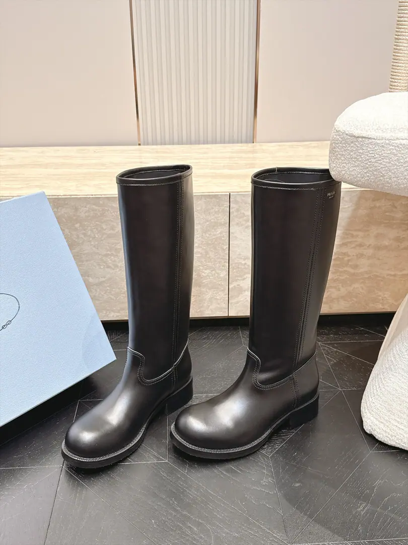 High-windle. Prada/Prada.F 2026ssThe latest autumn and winter, the thickest boots in Martin's boots., A very long watch. Take the boots from the show. Original Recym The layout is superb. It's a classic. It's super patient. - It's a long-lasting suit. But... The Thin Legs. Jane's atmosphere. ✔Shoe.: Import head-decked cow skin ✔The inside sheep., Skins of feet. ✔Otsumi!: Original Group Bottom ✔Codes: 35-40（40Make a no-refund order.）
