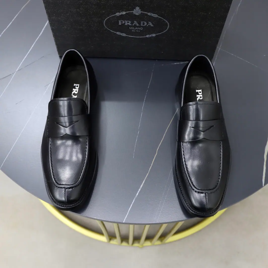 Get out of the factory. 🙅‍♂️🙅‍♂️🙅‍♂️In the cow's skin. Brand: Prada.PRADA Standard Code: 38-44（45Make a reservation.） Level: Same as the other two. Materials: The original high-end cow cover. In the cow's skin. Slipperproof, soft and heavy. Type: Men's fashion boots. The noble luxury of the great elements. Top luxury. Colours: Physical Image Colour