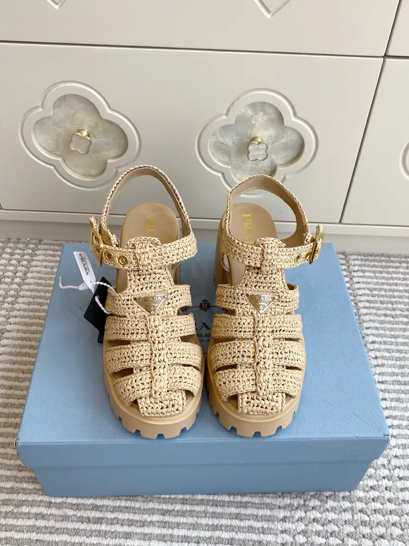 Batch 🐳PradaRaphiweed weaves Roman sandals.｜The mood feels like a holiday shoe.🌿 Artificial Rafigrass knitting of muscles, A full summer vacation. The old cage, the empty shoe., It's not boring to breathe. Gold triangle metal markers, I'm not sure if I can get a full recognition. Adjustable Retrieval, It's nice for all kinds of feet. The thick and the serrated., Sneaking legs., The upper foot is steady and good. size: 35-40（41Do it.）