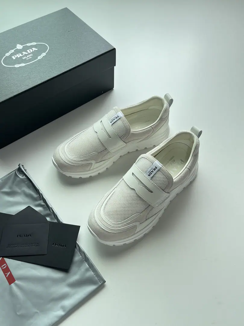 Prax Neteye fabric and leather-shoes., A little bit of a slob., Combining the lyfoes with the line and the sports shoe comfort structure, Main airnet eye fabric, A smooth leather strip with classic LeFoo strips., The tongue of the shoe is sewn in a weave.PRADAMarking, The back heel is wearing a twig., Thick teeth, thick rubber., Bring your own date.4.5cmIncrease impact, Slip-resistant lightly quantifys bubble base, And it's a combination of increased and walking comfort.. Codes: 39-45 Colours: Black, White, Blue, Gray