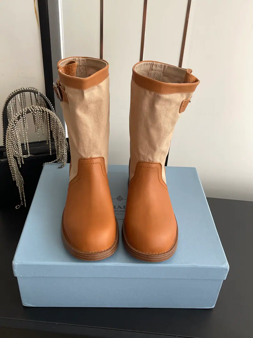 🏧𝐏𝐑𝐀𝐃𝐀 Prada. New leather-buttoned, old-fashioned medium-man boots. Shoe.: Water washes the skin of the cow./Original custom layout Uchi.: Bullskins. Otsumi!: Real plastic. Codes: 35-40（40Make a reservation.）