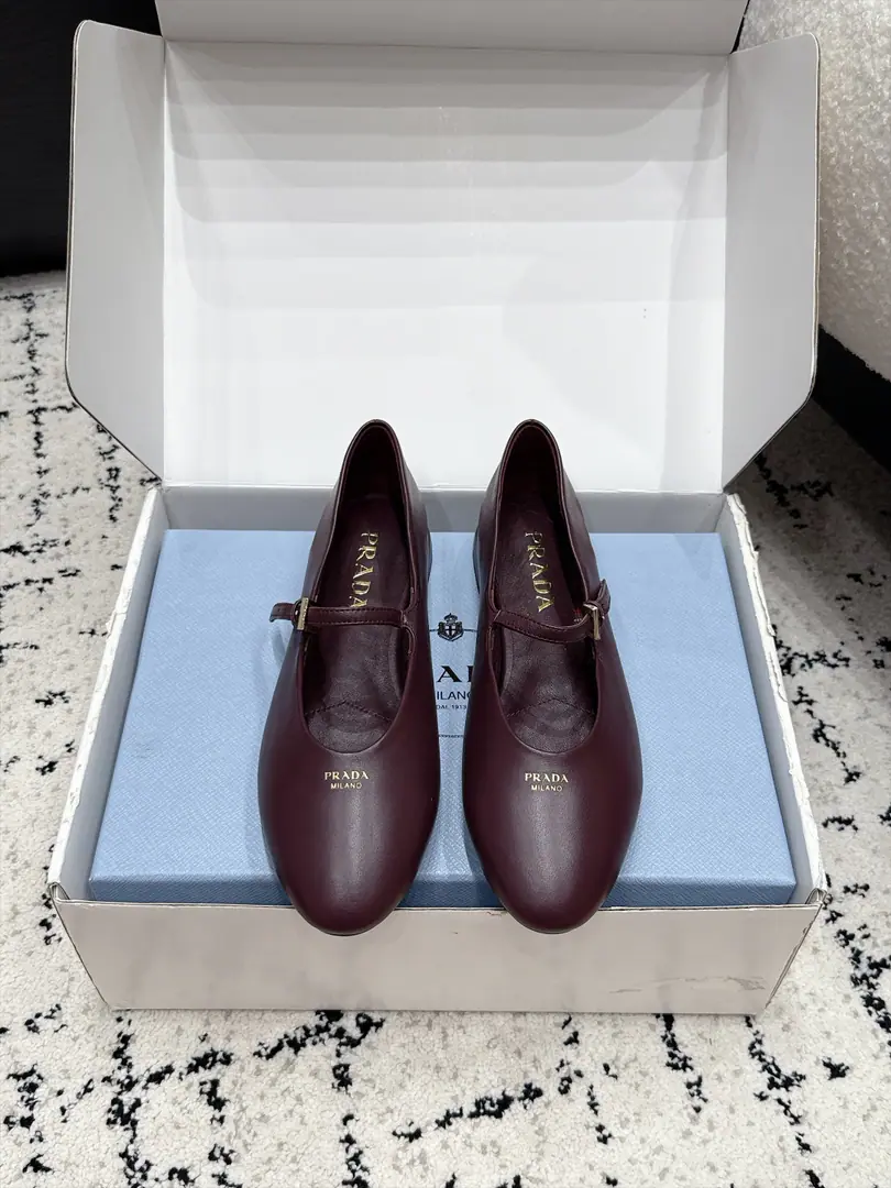 PradaPrada. 26/ The classic letter of Mary Jane's shoe is a hot print of the old money ballet shoes and a simple shoe. LeFlell Shoes. This Mary Jane ballet shoe, always a fine touch.. This leather shoe is shaped with a fiber-shaped almond shoe., The nozzle print the letters in the logo, which is a fine and pure detail.. The skin of the sheep is a little more delicate., And a beautiful, gentle charm.. Use of roundhead design, A rubber shoe., And with the letter-hot logo., Show the classic lines and fine detail.. ✔️Shoe.: Customize the skin ✔️Uchi.: Lamb skin. ✔️Shoes under the sole.: The original model of the rubber floor. ✔️size: 35-41（40 41Do it.）