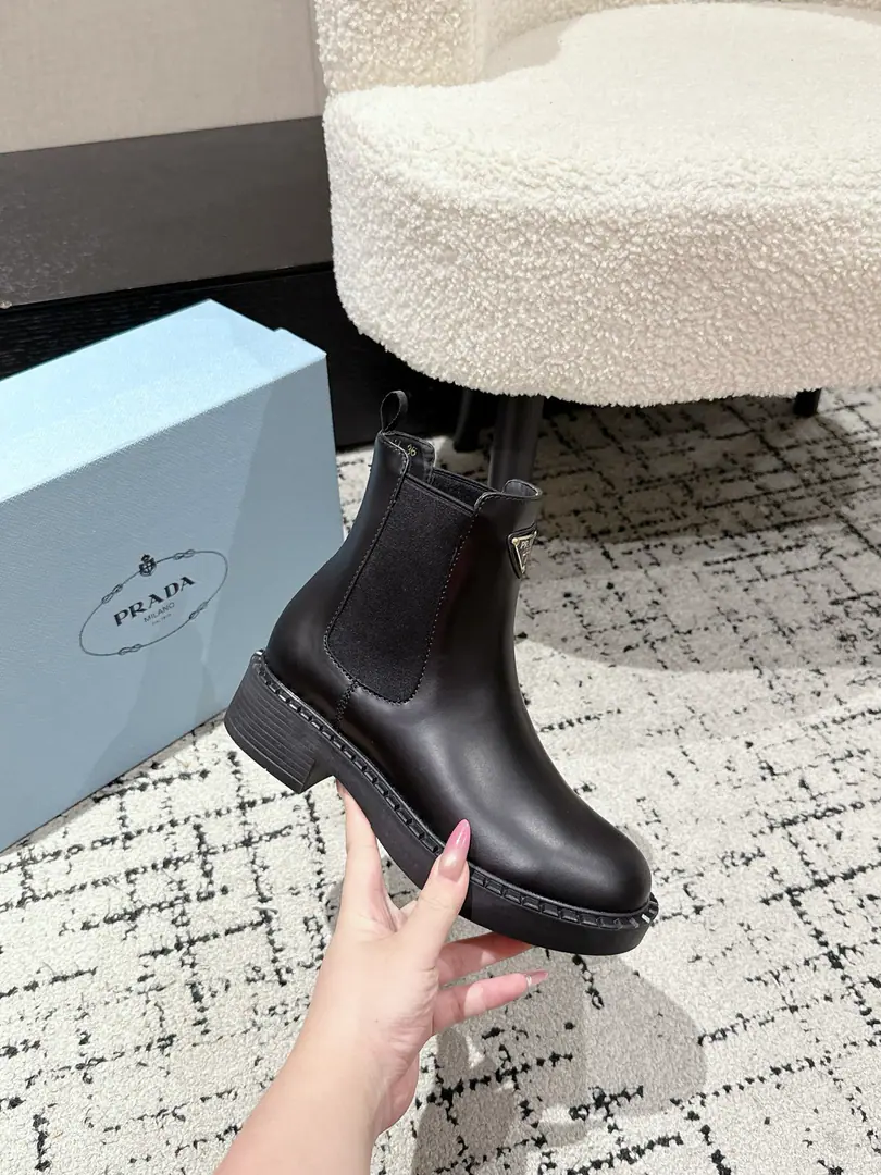 🏧PradaPrada's thick and old Martin boots. ♪ The oaks are loose ♪ Classic thick. A triangulation button. It's a little bit of air fashion.. The fabric is coming in. The inside feet are so soft and delicate., My feet are comfortable. Rubber molds are smooth and light. Standard code number:35-41 [40.41Make a reservation.]