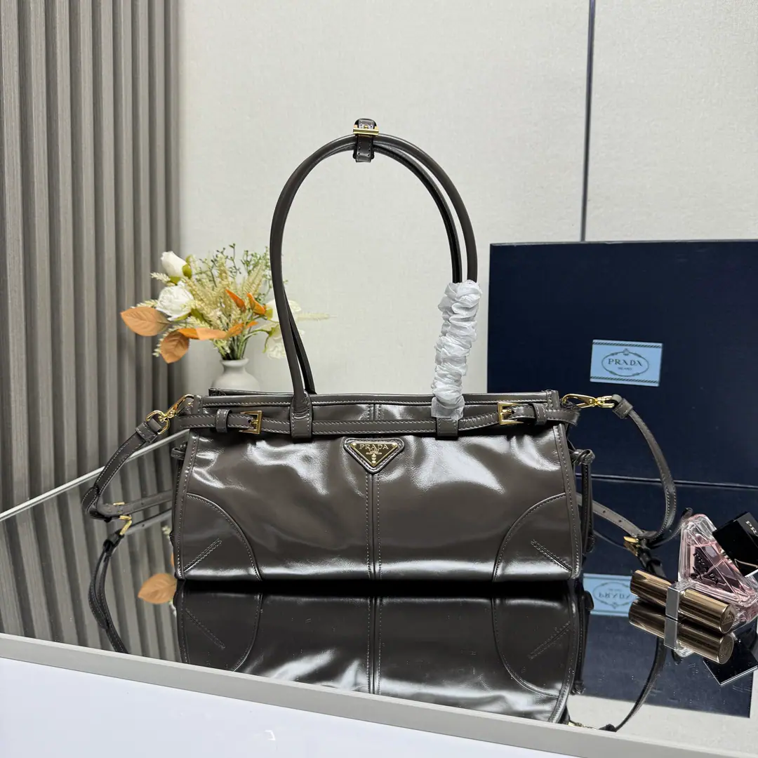 【Top First List】Small1BA （Long wrists.）🎉LusSolfOiled lass.🎉1BA Small🎉🎉This slant bag is on the imported oils., The brightness of the color is a classic., With a long shoulder band that can be deactivated., To facilitate the matching of different occasions., The capacity space is huge., The giants work.👏, It's definitely a cashier's allowance., Take this bag with you and bring it home.！Dimensions: Long32xHigh15.5xBottom12cm🎉🎉🎉👏