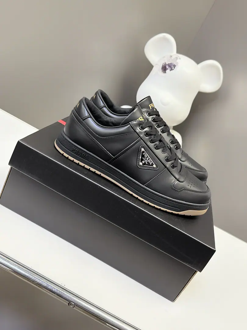 🏧𝐏𝐑𝐀𝐃𝐀Top-of-the-line new guy shoes series. The shoes are very nice and not soft. It's a lot of leisure., The feet are quite comfortable. - It's good to have air., It's a year and season.😆 The fabric is imported into the skin of cattle. The inside and the foot use cow skin. OriginalTPUOriginal Base Men:39-45 [45Custom]