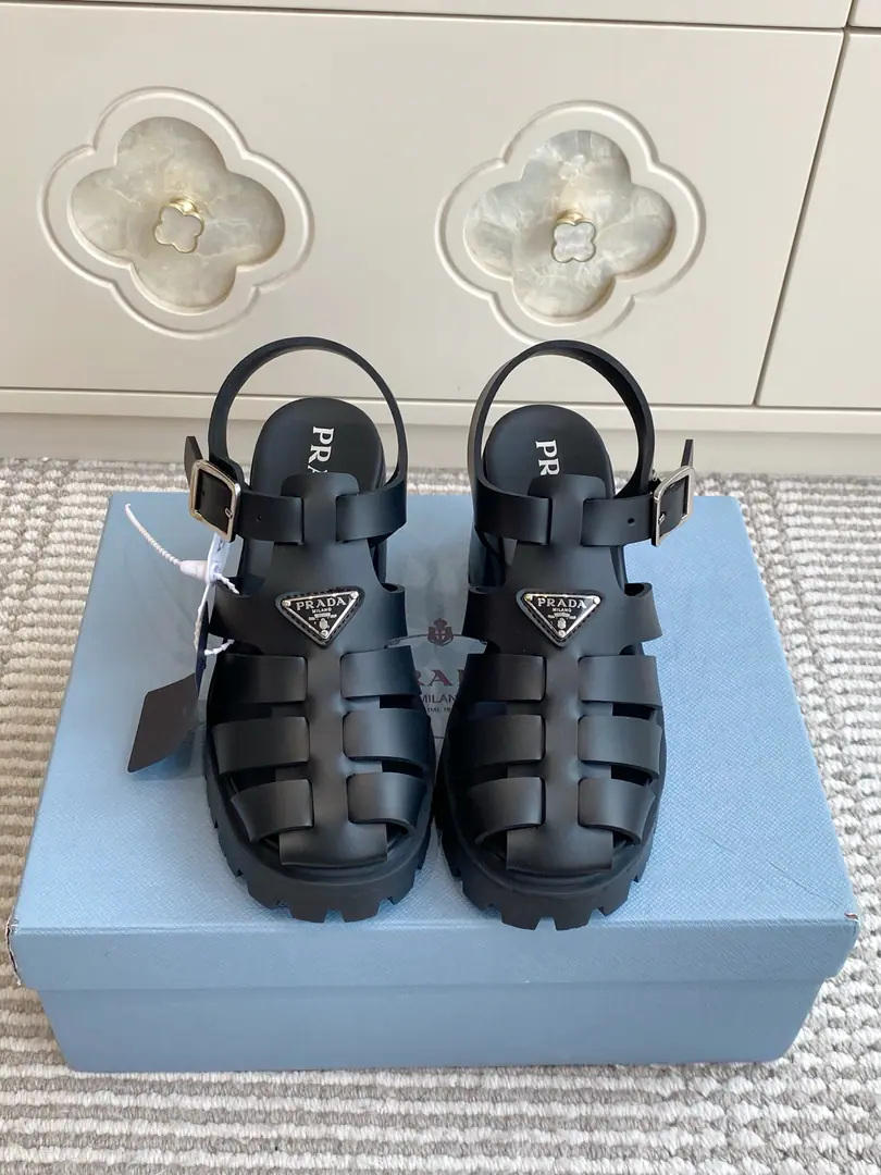 Batch 🐳PradaRoman sandals with rough heels.｜Summer is just a hot girl's day.✨ Classic cage weaving, empty design., Retro fishermen' sandals. Full rubber material, It's light and fast., The rain can handle it.. Metal Trianglelogo, I'm just gonna get a little more recognition.. Adjustable back trip button, No feet., Heel.+- It's a thick sermon., # Sneak up #, You're not tired of walking.. size: 35-40（41Do it.）