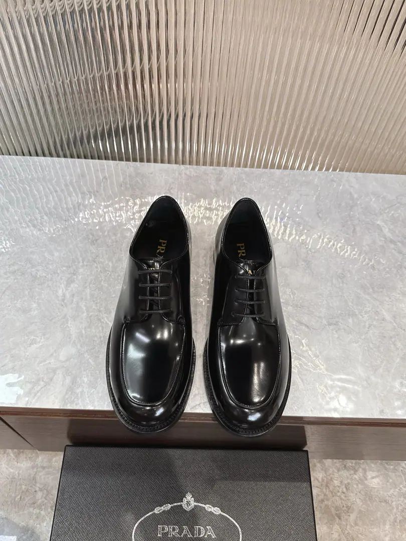 Prada/Prada. The new man is selling out Derby's shoes. The Xanax. You know what you're doing.！ Made from imported black-faced cow skin Soft and cozy and cozy. The Derby-shoes tie with waxed shoelaces. Elegance atmosphere High quality. I'll kill every single commodity in the market. Marked gold pony stubble. The inside calf skin. It's a real pair of skins. Hand-hand rubber stickers. Slipperproof grinding. The upper foot is very comfortable. Packed with dustproof bags and shoe pulls Standard leather shoe size.: 39-40-41-42-43-44 (38.45.46Custom) The cargo.: 2E A