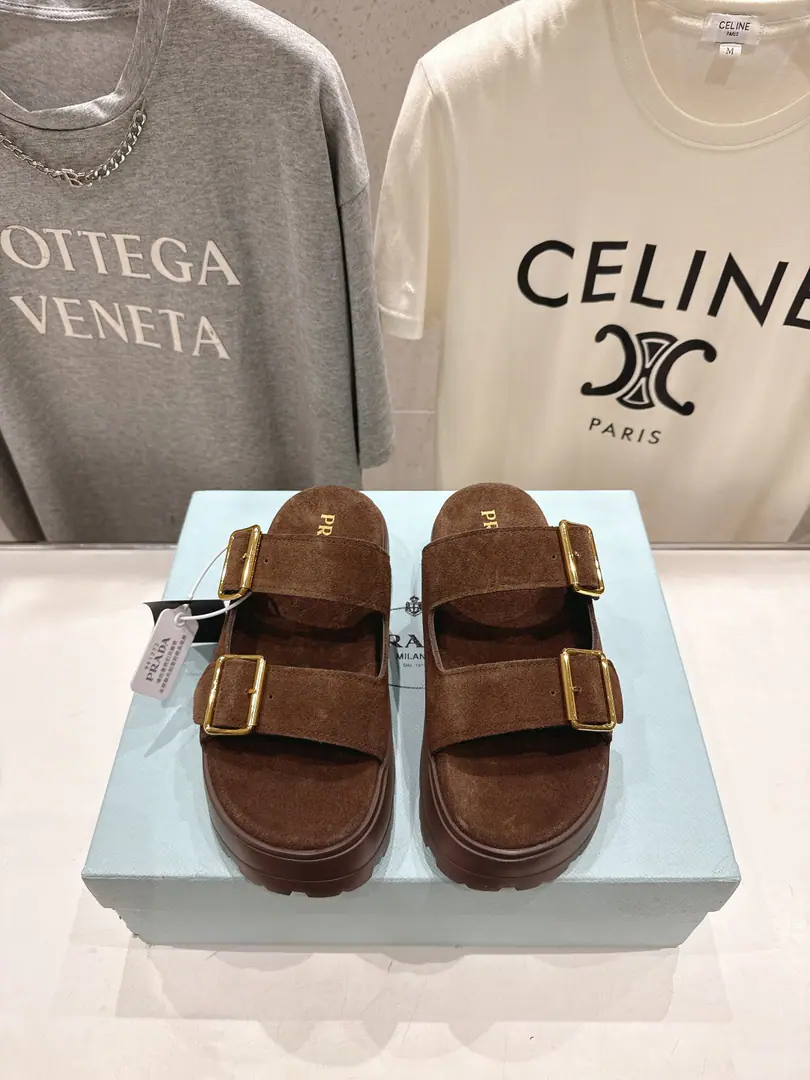 🏧𝐏𝐑𝐀𝐃𝐀- The thick bottom. - The sandals. Romans with thick belts and a show.👍Top Quality Comfort and fashion., Nice feet.！ Importing high-swilight cattle back-feathers/Original hardware In the sheep's skin./A foot-skin. The original hair bubble is too light to slide down. Height5.5cm Size35-41 [40.41Make a reservation.]