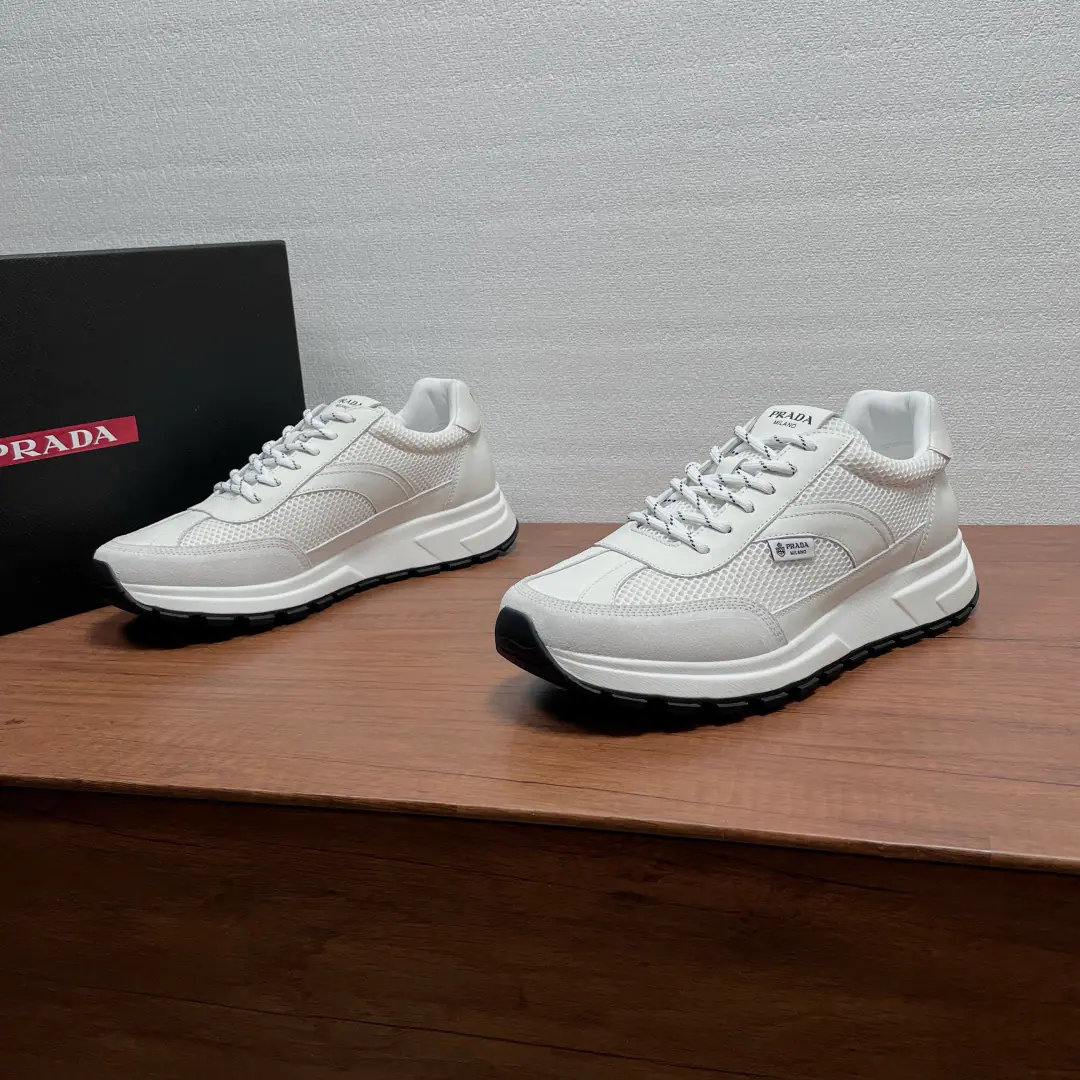 Prada A man's new recreational shoes. This sneakers combine style with comfort., A unique motion design is defined by fine material and detail.. Use smooth little cow skin., Fly leather and nylon fabrics air-net eye-eyes., Adjust with Double Circle Ribbon, It's a multifunctional and modern sense of style., Fashion is a lot of fun., The external side is labeled with branding., Shoe tongue and back of the tracks.PradaLogo, MatchPThe base of a classic tyre tattooed rubber shoe., The fabric of the cattle is mixed inside., The logo, the cow's skin and foot., Makes a comfortable dress experience.. Full packaged dustproof bags！ Codes: 39-40-41-42-43-44 Standard leather shoe size.（38/45I'll make sure it's not changed.） The cargo.: 2E3159Network White