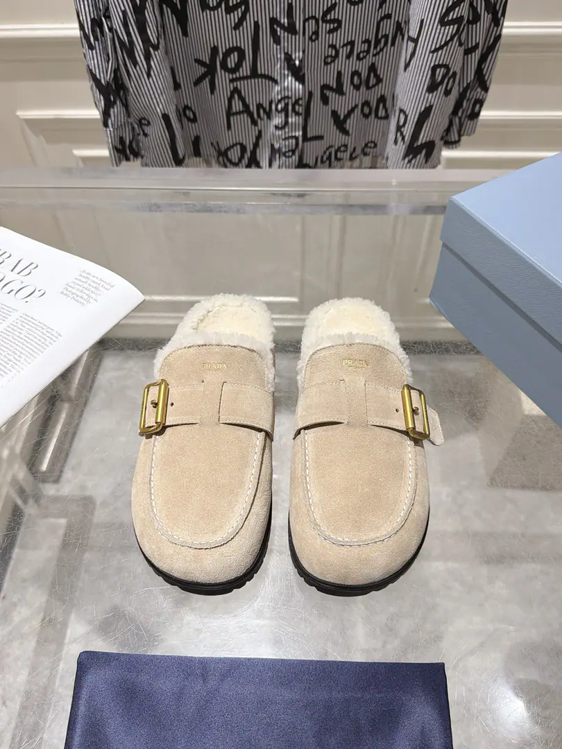 Prada 2026 The new winter belt is half-grafted. SignalALAIAStraps. With a sharp line and a fine metal. The retro-blank design. A smart touch to the foot. With a few of the elegances of old times. The fabric is custom-made for the cow counter-emerging. The insides are all wool. Original modeling, slide-proof floor size: 35-40
