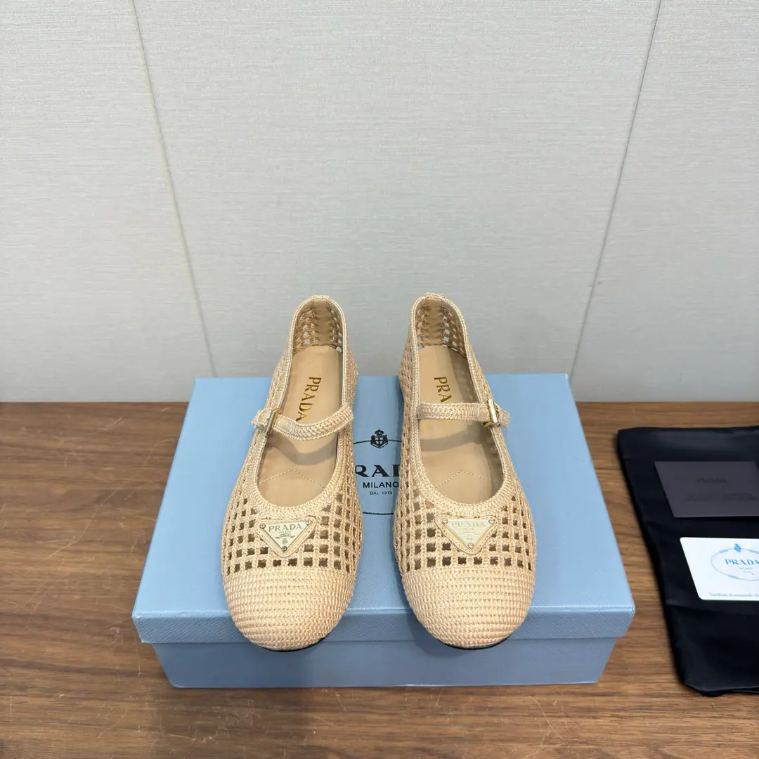 PradaPrada. 26ssNew paragraph Classic trigonometric net eye-woven singles. Airnets. Mary Jane. Ballet shoes. The ballet net is so stylish., Details are classic., I'm so smart. I'm so good.. Re-enact the web-eye fabric with a flower-side pattern., It's delicate and beautiful., Don't make a single.. Shoe-side straps with narrow belts and carving metal. Paint, triangulate metal logo Shoe.: Customized nets Inside, put your feet on the inside.: Lamb skin. He's tall.: 1.5cmFloor Shoes under the sole.: Original Opens Ground Codes: 35-39（40.41I'll make sure I don't change it.）