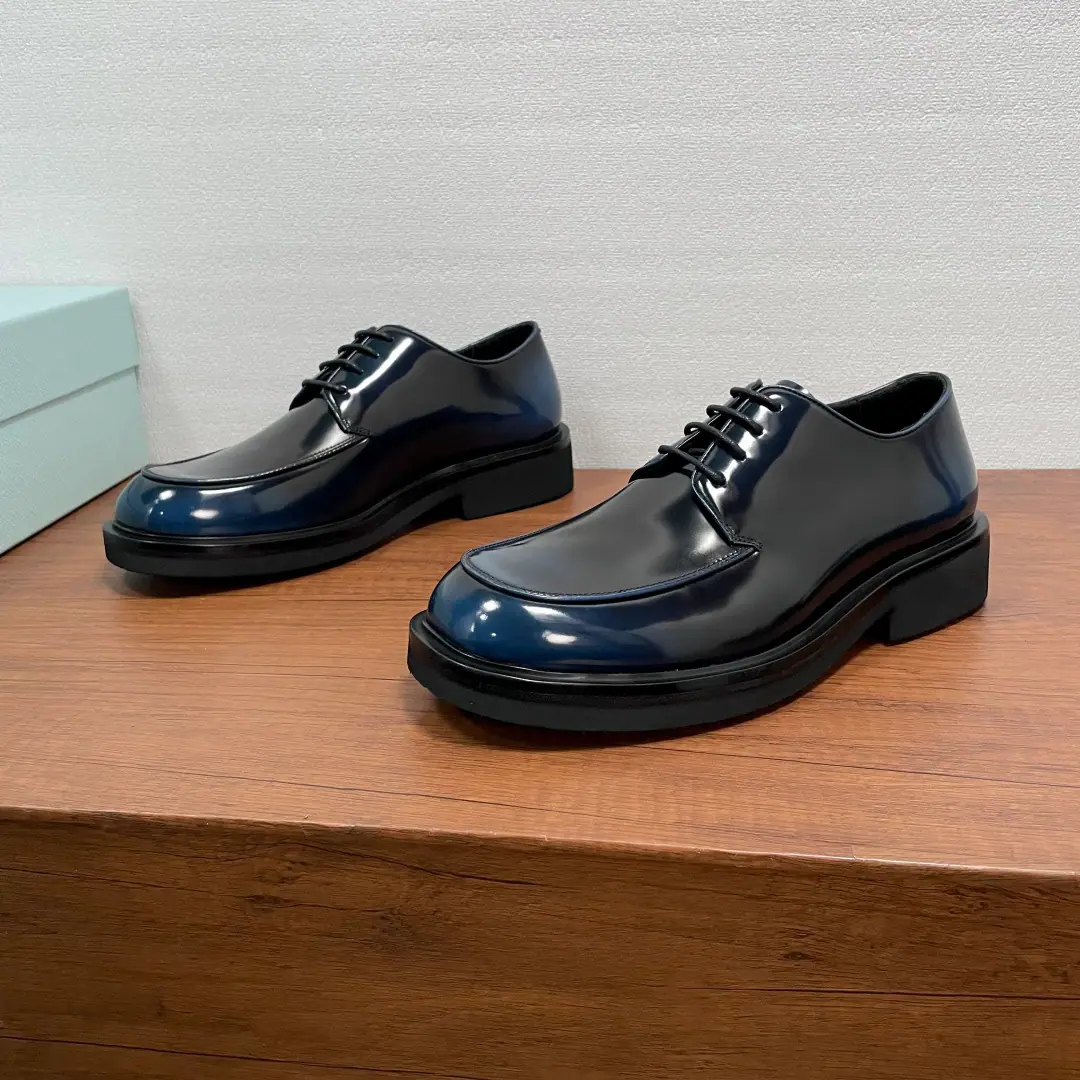 Prada The man's new leather department with Derby's shoes. This is a nice, elegant pair of shoes.. Made with black cow hide and bright face, hand-skinned, bead-and-gold leather., Sewing of imported car beds, Tie the Derby design., Combining the skin with the vulcanization resistant grinding.EVAThe bubbles are so light and so deep., Full cow skin and a gold-hot pedal., - He's a man.. Classic Fashion, The upper foot is comfortable.！Dustproof bag with original box！ Codes: 39-40-41-42-43-44 Standard leather shoe size.（38/45I'll make sure I don't change it.） The cargo.: XY Tie it. Blue edge.