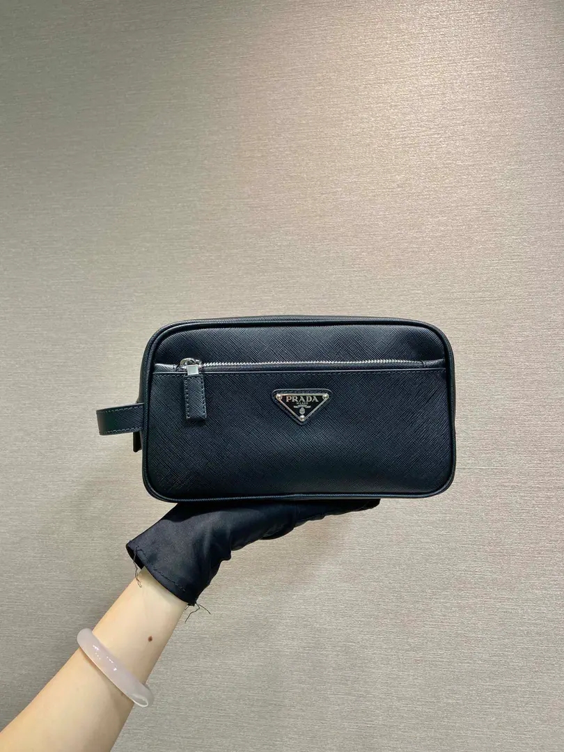 🎉New handbags.🎉2NA Bullskins.🎉🎉 This trip bag is made of cross-grained cattle., Design is simple and simple., The bag is equipped with a top zipper., And with a paint, a triangle of stun and a...SaffianoHandband., Two external zippers. Internal zippers., Not very practical., And a handbag., And you can collect it for your trip./Washing bags., Baby., Let's get started.🎉🎉 Long22xHigh12.5xBottom11🎉🎉🎉👏👏👏