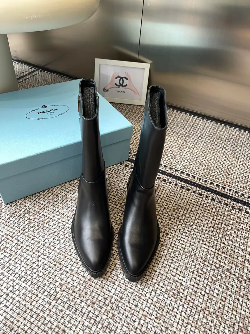 PRADA Prada. Autumn and winter, new triangulation boots. PradaIt'll be used on important occasions. A little bit of a little bit of a little bit of a pompous feeling about the fresh wind. The upper foot is perfect. The skinny one is just a little bit more slender. ♪ A graceful, big-flank, ♪ Various accessories It's all exclusive. A little.PradaVariation style The fabric is coming in./Cowskin. /The veal is high and bright. The inside water dyes the skin. Italian original rubber slided floor Codes: 35-40（40.41Do it.）