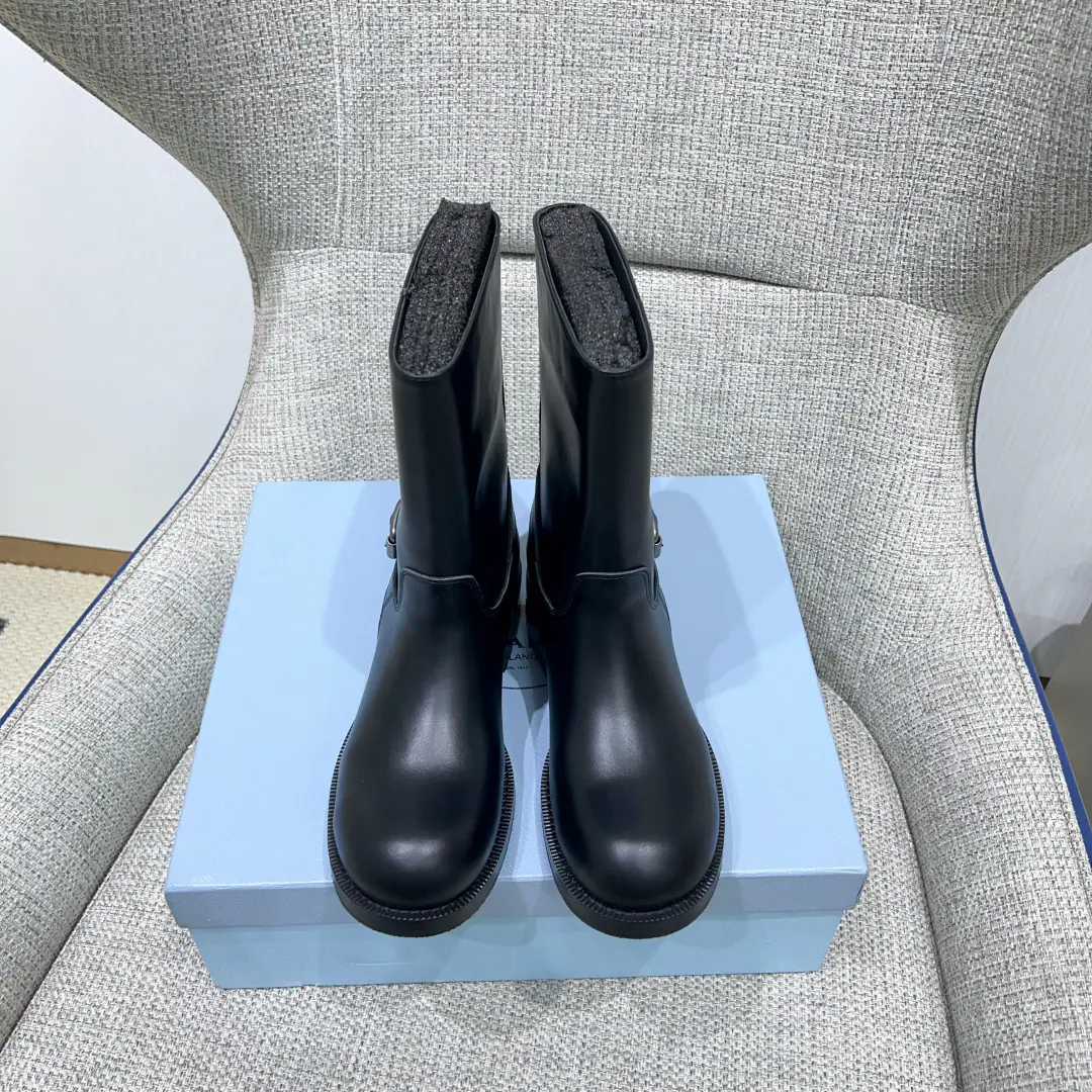 Get out of the factory.: 《Unique top version》 PRAD*A2026vsThe New Boots Series in the morning and autumn.…… 【Round head, short boots.】 ✔️New money up.⚠️This is a very thick shot of the O.S.A., insIt's a fire too., I've been changing shoes for a month.🖤The overall line flow remains the same as the original., It's so charming., I believe a woman of taste will see it., PRAD*AThe series never fails., The goddess's sharp object.…… ❶Fabulous.: Original Customise/Bullskins. ❷Uchi.: Original customized sheep skin ❸Foot.: Original customized sheep skin ❹Otsumi!: Original customised slide-proof combination bottom ❺He's tall.: 4cm ❻Codes: 35-39（40.41.I'll make sure I don't change it.） ❼Packaging: Original package ☀Colours:Synchronise update of the network