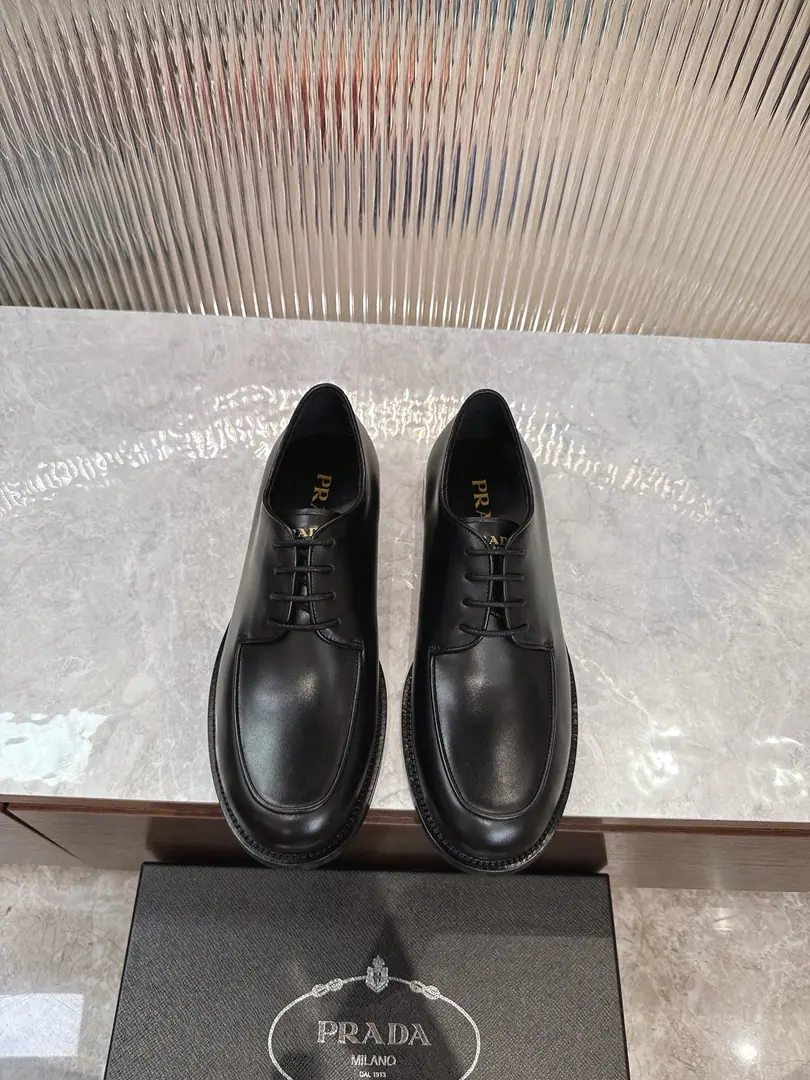 Prada/Prada. The new man is selling out Derby's shoes. The Xanax. You know what you're doing.！ Made from imported black cow skin Soft and cozy and cozy. The Derby-shoes tie with waxed shoelaces. Elegance atmosphere High quality. I'll kill every single commodity in the market. Marked gold pony stubble. The inside calf skin. It's a real pair of skins. Hand-hand rubber stickers. Slipperproof grinding. The upper foot is very comfortable. Packed with dustproof bags and shoe pulls Standard leather shoe size.: 39-40-41-42-43-44 (38.45.46Custom) The cargo.: 2E A