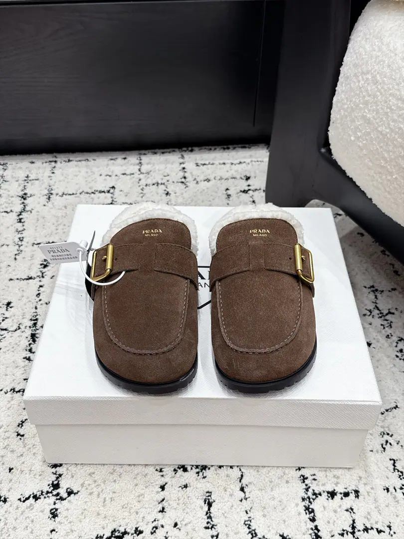 Prad*26/A new lamb with a bag of bracken shoes in the morning and autumn. I'm not sure I'm sure I'm going to be able to get a better look at this., Autumn-Tunnel Lazy Muller tow, Round-wide, shoe-stylish and moist feet., A metal button on the shoe, with a short strap., The color is the way to meet the tone of autumn and winter.. The autumn and winter atmosphere is so full of lazy shoes., The old shoes are lazy., It's a warmer and a more modulus inside the fuzzy., It's a loose atmosphere., It's all in the fall and winter.. ✔️Shoe.: High-swiss-lighted cow revelry. ✔️Uchi.: Lamb wool. ✔️Otsumi!: Original version to open ✔️size: 35-41Code（40 41Customize No Refund）