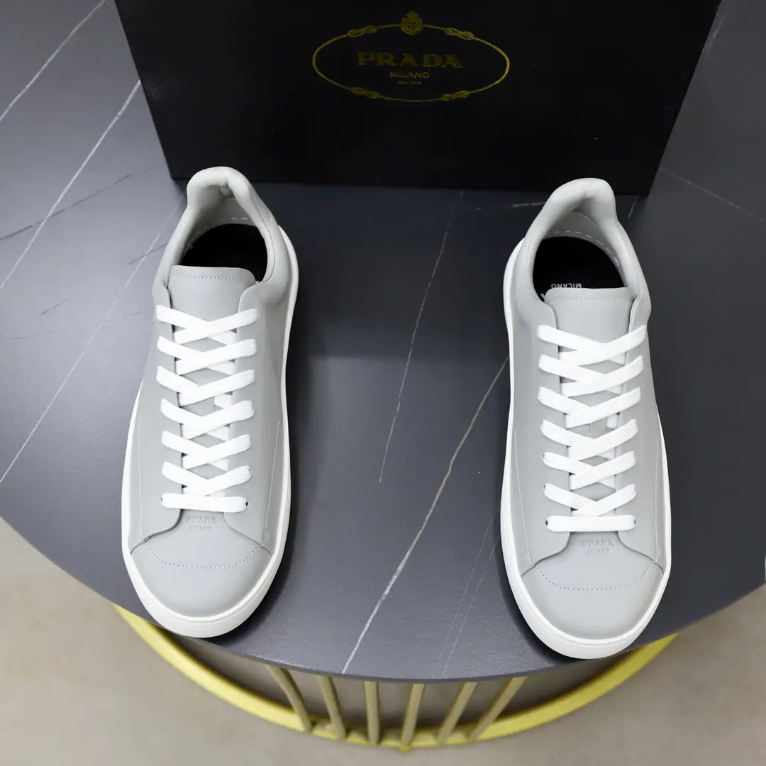 Get out of the factory. Prada/Prada. Gentlemen.CourtThe head of leather and sneakers is on the line.！The best.！ The design of this sneakers captures the essence of modern style., Combining motion function with simple and about elegant. Made from imported cow skins, Same-colour tie details create fluidly uniform visual effects, The outer side of the shoe is shaped with a simple but highly recognizable triangle marking geometry., Shoes head stamp.Prada MilanoLogo, A mix.4.5cmThe bottom of the soft rubber., The back of the heel is marked with details., The bottom is accompanied by geometrical textures., Slipperproof and grindy., The whole skin liner is designed to be fitted with a plaque to remove the logo., Take a breath from your upper feet.！Full packaged dustproof bags！ Size: 39-40-41-42-43-44-45 Standard leather shoe size.