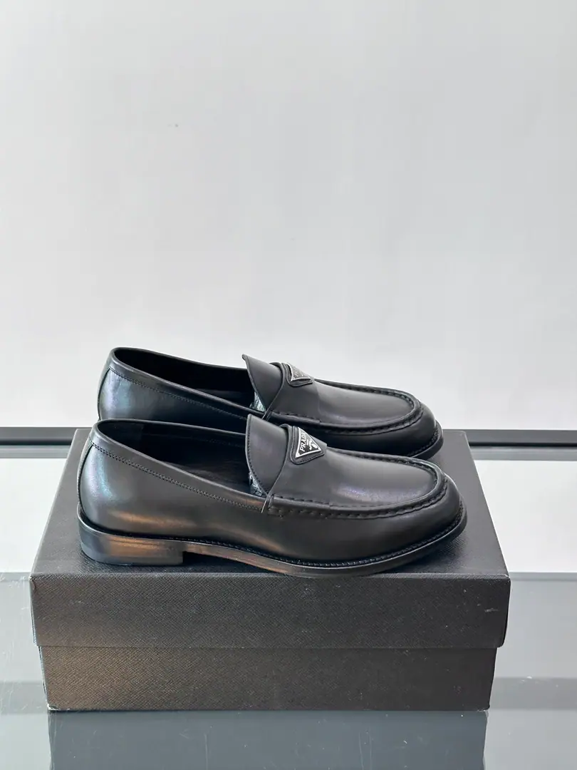 Prada/Prada's new leather shoes.👞Use of Italian import of open-beaded shoes, Big pieces of puzzle design, No more darts., Rework., Fine marks., Same-same-symbol decorations, I want to combine classics with modern styles., Inreben dyes the cow skin., MarkPRADAThe logo, the cow's skin and foot., The original factory is so lightly grinding the texture and the dents are really thick., It's not tiring., The shock is excellent., The upper foot is comfortable.！ Dollar, Size: 39-44（45.46Custom）