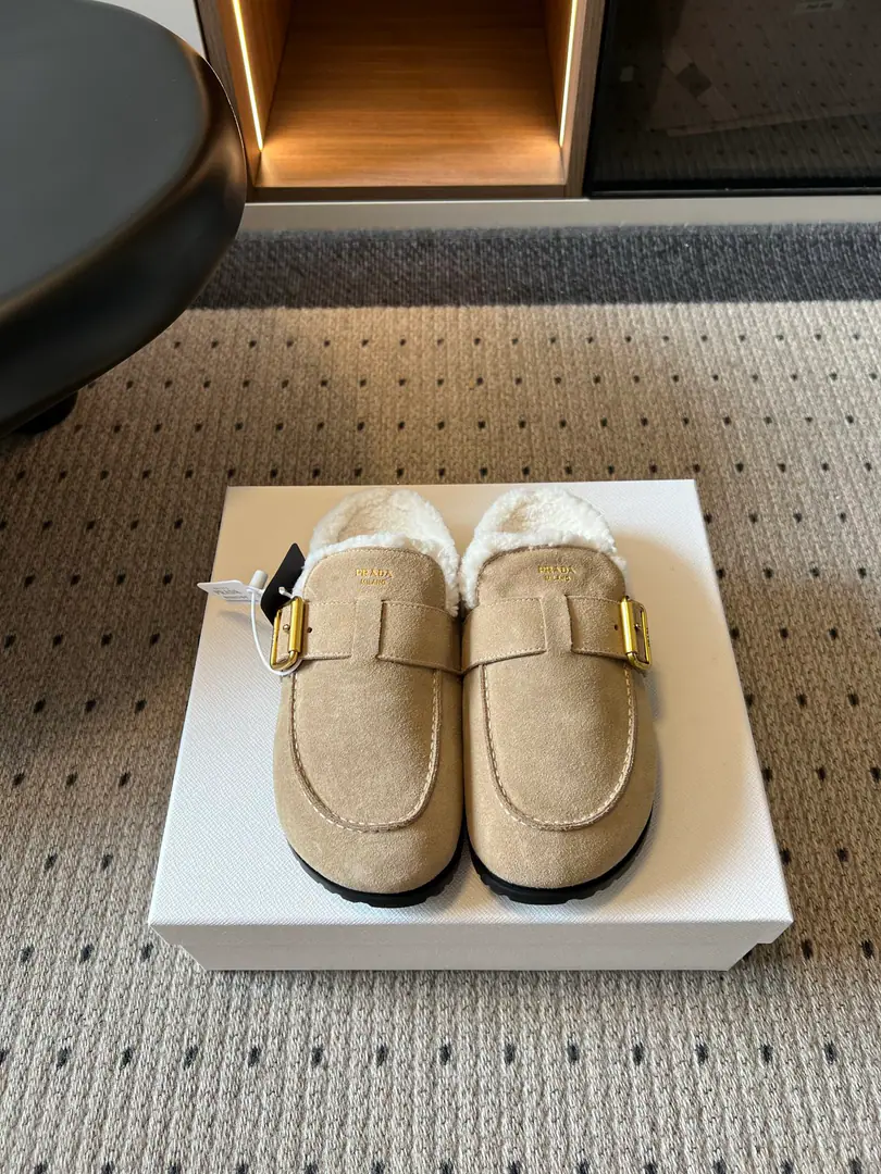 Prad*26ssA new lamb with a bag of bracken shoes in the morning and autumn. The moller of the autumn winter lazy with his own lull into the ancient culture., Round-wide, shoe-stylish and moist feet., A metal button on the shoe, with a short strap., The color is the way to meet the tone of autumn and winter.. The autumn and winter atmosphere is so full of lazy shoes., The old shoes are lazy., It's a warmer and a more modulus inside the fuzzy., It's a loose atmosphere., It's all in the fall and winter.. Shoe.: High-swiss-lighted cow revelry. Uchi.: Lamb wool. Otsumi!: Original version to open size: 35-40Code（40Code custom is not to be changed） He's tall.: 2.5cm