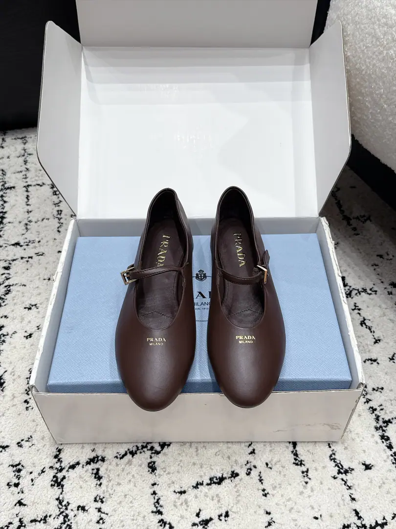 PradaPrada. 26/ The classic letter of Mary Jane's shoe is a hot print of the old money ballet shoes and a simple shoe. LeFlell Shoes. This Mary Jane ballet shoe, always a fine touch.. This leather shoe is shaped with a fiber-shaped almond shoe., The nozzle print the letters in the logo, which is a fine and pure detail.. The skin of the sheep is a little more delicate., And a beautiful, gentle charm.. Use of roundhead design, A rubber shoe., And with the letter-hot logo., Show the classic lines and fine detail.. ✔️Shoe.: Customize the skin ✔️Uchi.: Lamb skin. ✔️Shoes under the sole.: The original model of the rubber floor. ✔️size: 35-41（40 41Do it.）