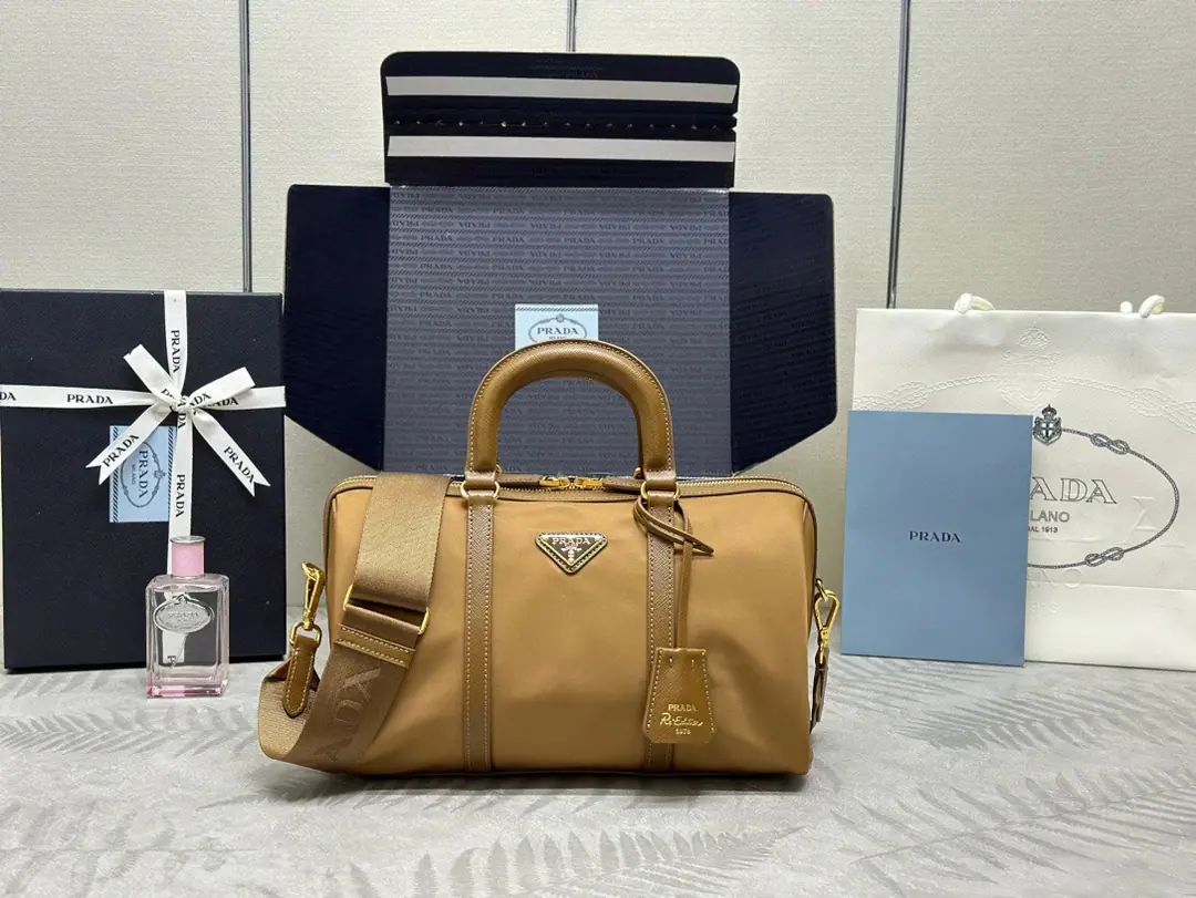 🎉New handbag.🎉1BB 🎉🎉 This handbag is chosen for the sustainable regeneration of nylon fabrics with innovation.（Re-Nylon）Build, It's a very broad structure., MatchSaffianoEasier details, such as leather and metal hardware accessories. Exact and practical, A lascivious, trigonometric metal logo.. With a disassemble-able long shoulder belt.. Large Space, It's a simple fashion and a practical one.🎉🎉Baby., Let's get started. Long31xHigh17xBottom16cm
