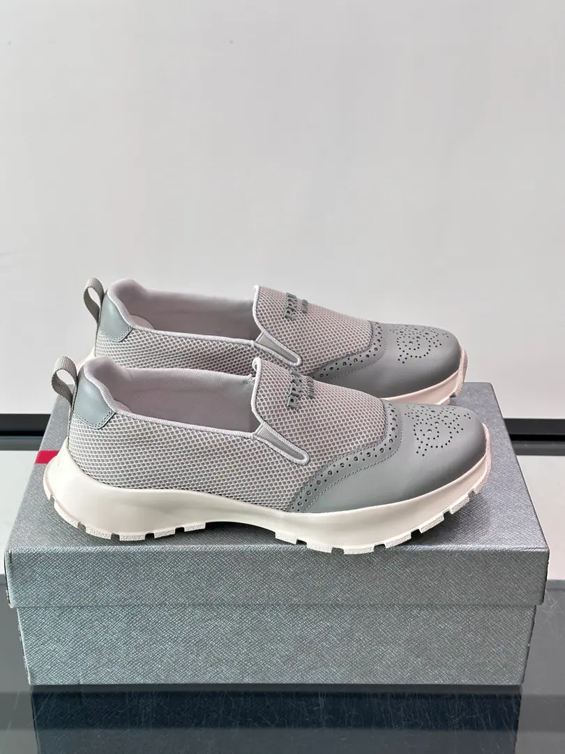 Prada/Prada. A new man's new lazy man's shoes.👟This sneaker uses smooth little cow leather.➕Airnet., A shoe on the shoe., Modern brevity, I'm comfortable with air., It's a good one., Match3cm- The soles of the rubber shoes., He's got a back heel.PradaDetails of the logo, Into the air., Brand logo, cow-tailed feet., Makes a comfortable dress experience.. Full packaged dustproof bags！ size: 39-45