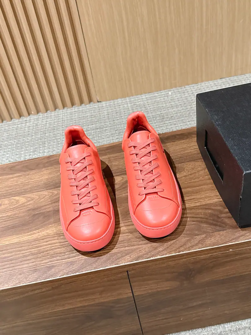 PRADA Prada's new man's leisure shoes. This year's show. Leisure style pops up.！Full-particle cow leather., Inside, the cow hides., I'm comfortable with air.. The side-side real-cut triangulation sign is embedded on the soles of the shoe.！The original is light and light. - Wearing it without pressure.！Size: 39-44（45/46Custom without re-offer）