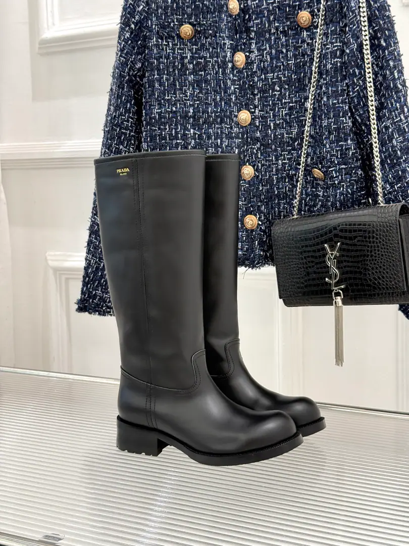 Plant price Short boots. Boots. Prada/Prada.26WFNew The letters and the knight's boots. The classics are superb. The bright-looking cow skin is delicate and sophisticated. It's a good way to go with a thick and a thick. Cool. The engine is a strong place. The boots are sharp and sharp. The cowboys in the coats are all right. The rate of return is too high out of the street. The art of craftsmanship is a fine piece of work. The pure black-coloured classic never dies. It's all in the daily commuter. The upper leg is cool, big lady. I'm not going to be a big fan of the money. The cabinet must be in the treasure. You won't step on a thunderstorm. Just be sure to do the new thing in the morning and fall.！ Shoes face-to-face customized leather as it was The insides are all sheep's skin. Original modeling, slide-proof floor Size: 35-39（40/41Custom） Numbering: 867202608011