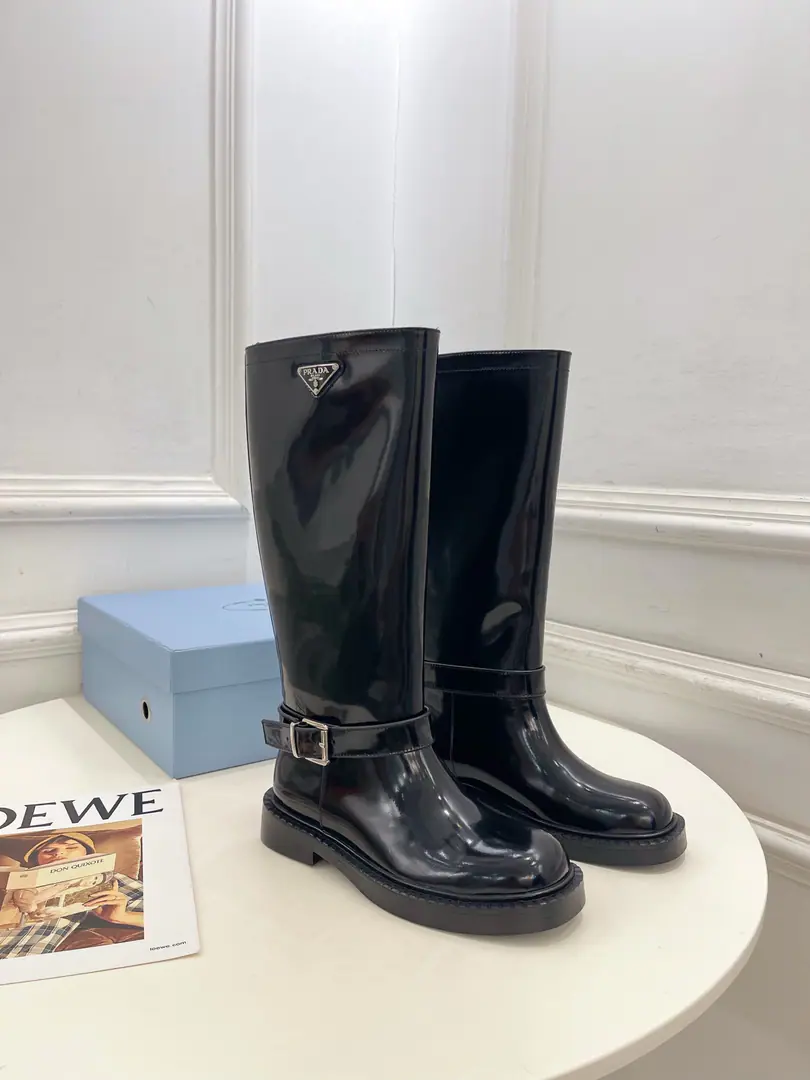 PRADA Prada. 26𝐬𝐬 🌈2026Autumn and winter brand new. The counter is showing off. The classic triangle belts with knights' boots. Boots. Series〰 ◽Shoe.: The original is custom-made to open the beads./Bullskins. ◽️ Uchi.: Import water to dye sheep. ◽Otsumi!: Original modeling, slide-proof floor ◽️ He's tall.: 3.5cm ◽Shoes.: 35-39（40, 41I'll make sure I don't change it.） ◽Plant price: Short boots. Boots. ◽Numbering: 2608045