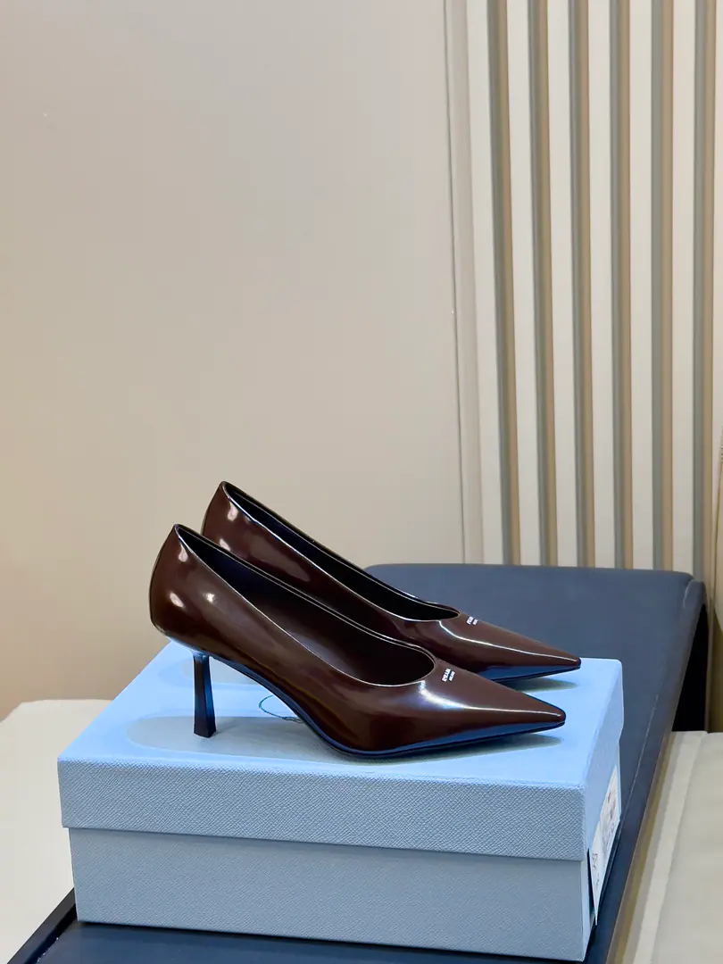 🆕⚠️ prada 26ss new arrival～High heels. PradaSpill-head heels., Use bright-face leather, The light is full., French graceful gas is directly full.！Pointhead+Ding-Sing, Cross-banding in the back empty., The moist feet are strong., You're not tired in your comfortable clothes.. There's a side of the shoe cushion.PradaMark, It's a branding thing.. It's not about dress and suit., It makes sense., Telecommuting, Date, It's a good time for the official.～ size:35-41(40-41I'll make sure I don't change it.)