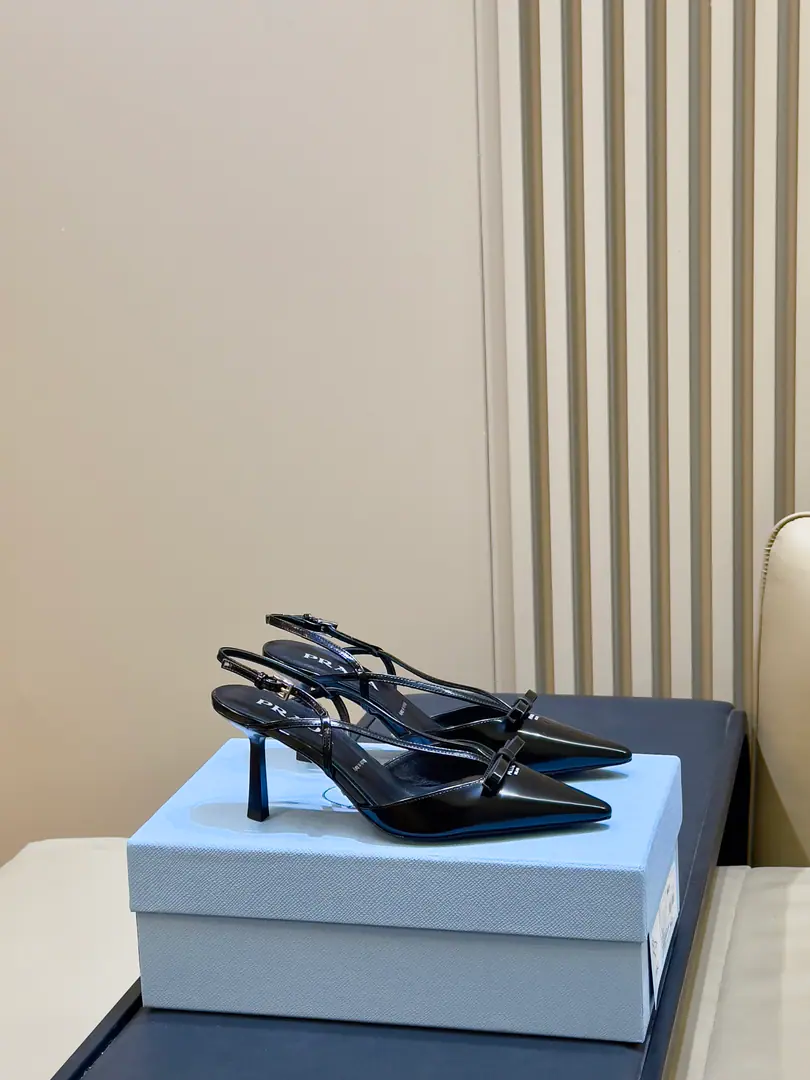 🆕⚠️ prada 26ss new arrival～High heels. PradaSpill-head heels., Use bright-face leather, The light is full., French graceful gas is directly full.！Pointhead+Ding-Sing, Cross-banding in the back empty., The moist feet are strong., You're not tired in your comfortable clothes.. There's a side of the shoe cushion.PradaMark, It's a branding thing.. It's not about dress and suit., It makes sense., Telecommuting, Date, It's a good time for the official.～ size:35-41(40-41I'll make sure I don't change it.)