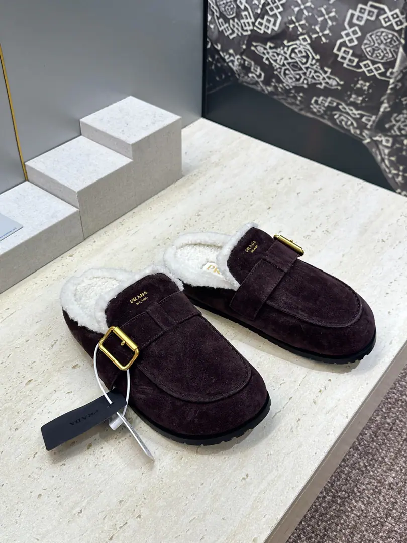 Plant prices Prada 2026A new lamb, mamule's shoes. Prada letterslogoThe hardware is a round-headed slipper. Material: Shoes are imported into sheep, skin.+Import the lamb's wool.+Original modeling slides over base Size:35-41(40.41Custom without re-offer）
