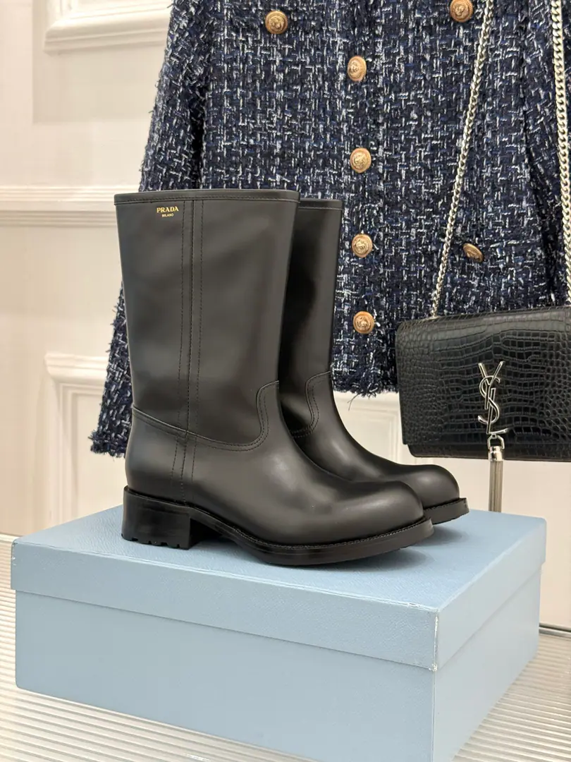 Plant price Short boots. Boots. Prada/Prada.26WFNew The letters and the knight's boots. The classics are superb. The bright-looking cow skin is delicate and sophisticated. It's a good way to go with a thick and a thick. Cool. The engine is a strong place. The boots are sharp and sharp. The cowboys in the coats are all right. The rate of return is too high out of the street. The art of craftsmanship is a fine piece of work. The pure black-coloured classic never dies. It's all in the daily commuter. The upper leg is cool, big lady. I'm not going to be a big fan of the money. The cabinet must be in the treasure. You won't step on a thunderstorm. Just be sure to do the new thing in the morning and fall.！ Shoes face-to-face customized leather as it was The insides are all sheep's skin. Original modeling, slide-proof floor Size: 35-39（40/41Custom） Numbering: 867202608011