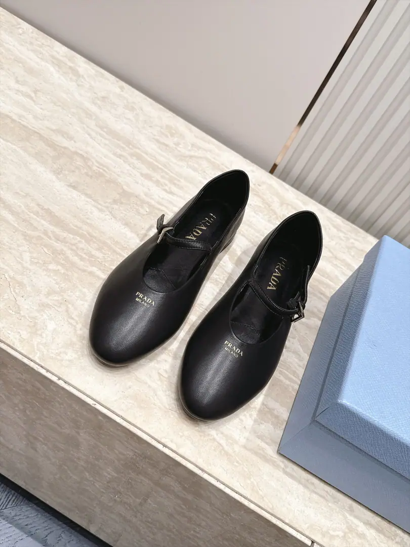 Top Version Prada Prada. 2026ssNew Mary Jane's flat-bed Happy Shoes. The Red Bang is coming.！The big reds are the first to experience., RedinsThe Herb-breeding God., It's a very retrograde wind., The aerobics are perfect., It's a very classic design., It's very high-class and very comfortable..Original 1-to-one.！Absolute monopolistic practice！ Fabulous.: Imported cattle skin Uchi.: Import of sheep skin Otsumi!: The Italian skin is a big thing. Size: 35-40（40I'll make sure I don't change it.）