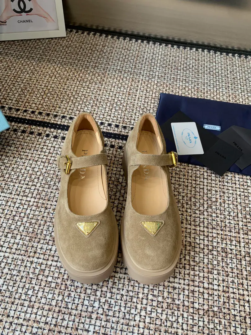 PRADA Prada.26SSNew and thick Mary Jane's shoes. The old-fashioned front-of-the-art, thick-toothed soles with their skin-of-skins make them light and comfortable. ♪ The colours of the bright ♪ To satisfy the many choices of the different styles of fashion.！MarkerlogoThe stamp is made of sand sand sandal sandal sandals., Every design element is on a fashionable spot.！Makes them light and comfortable. ♪ The colours of the bright ♪ To satisfy the many choices of the different styles of fashion.！ Shoe.: Open the beads./Cows are counter-feat., Uchi.: Bullskins. Otsumi!: Original version to open size: 35-41（40.41Custom without re-offer）
