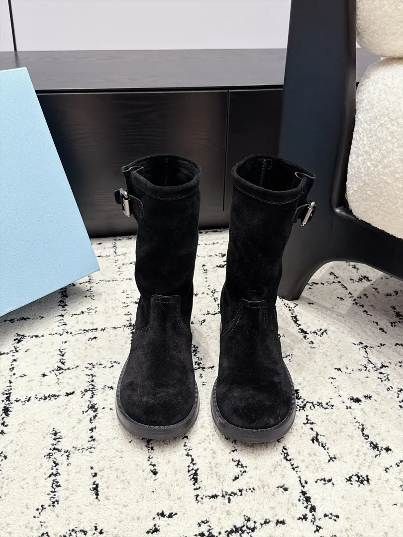 Prada 26/Autumn and winter knight boots. Roundheads, centered boots. Fashioned, leisure boots., It's so unique., Everybody loves and rides easy. It's gonna blow every year..And there's a hundred classic shoes., Enough to conquer you., Put it on., I'm not going to miss it., The feet are simple and handsome. ✔️Shoe.: Head-hair. ✔️Uchi.: Water-tied cow skin. ✔️Otsumi!: Real skin combinations are slippery. ✔️Size: 35-41（40 41Do it.）