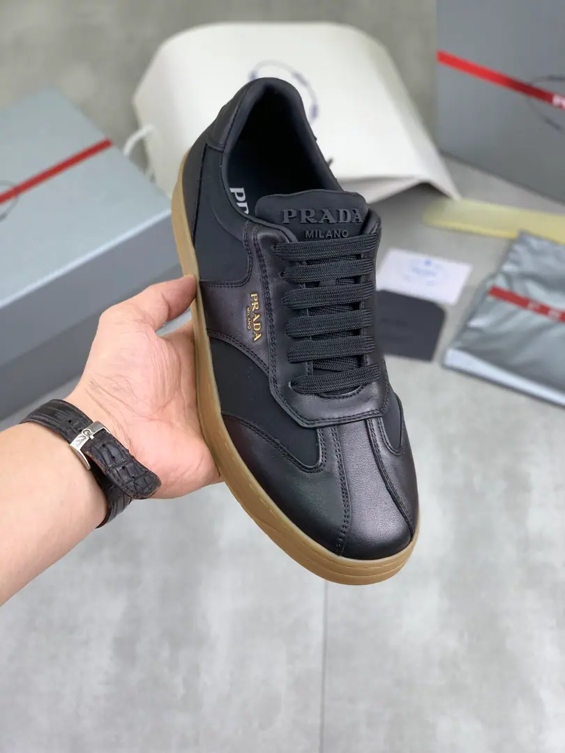 Plant prices 【Real value】Latest The official network is on the market., 🆘 Tide（Prada.Prada）The main pusher is the money., The front-hander's a fashion guy's shoe., Cow-faced.1: 1..Fashion is fine., The original imported cattle mats and feet inside the cow's skin.. The atmosphere is more adept and more strategizing., It'll turn the old mind around., You must be a fashionist.! You'll have to stay.! The high comforts.TPU- The bubble., Work at high quality. Codes: 38-45 5️⃣Colour Optional.