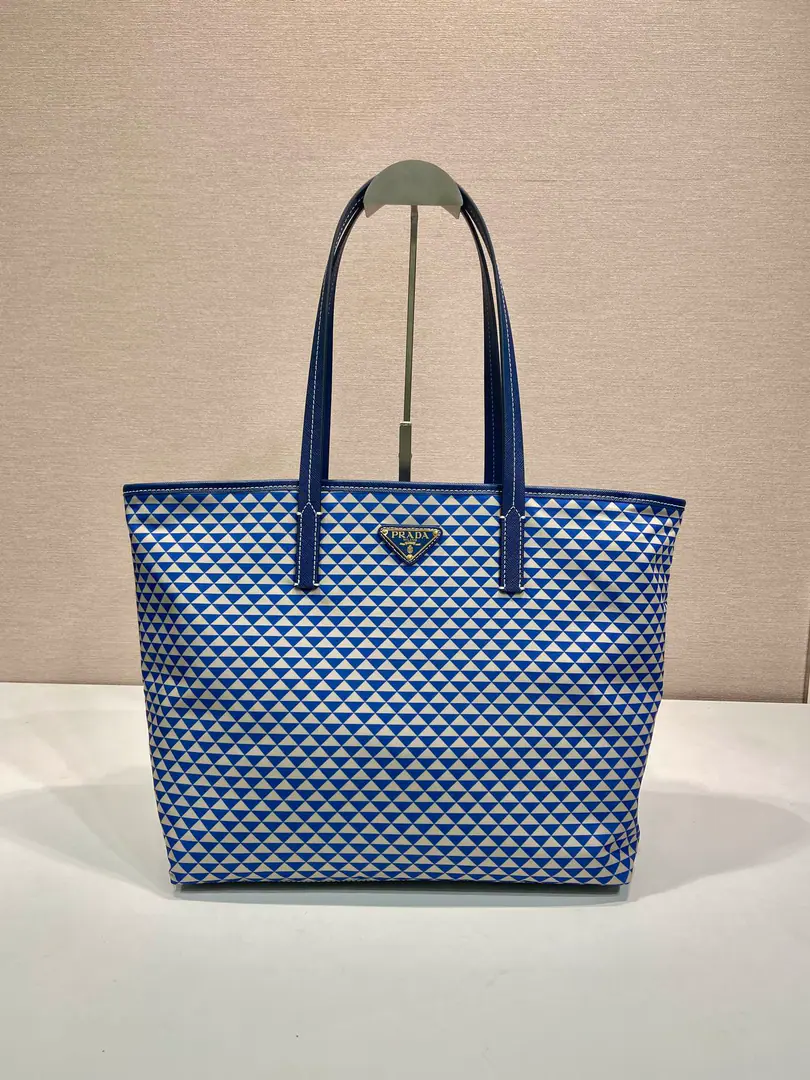 🎉New Tot Bag.🎉1BD New🎉🎉 This one.Tessuto TriangulumTote bag with imported nylon flour, A cross-cut cow skin., Triangular pattern is a good color., Large Space, It's really a big one.😘😘The top is very good., Ladies., Let's get started.🎉🎉, Spring and summer., Another time-consuming time-out.🎉🎉 Long33cHigh29xBottom14cm🎉🎉🎉