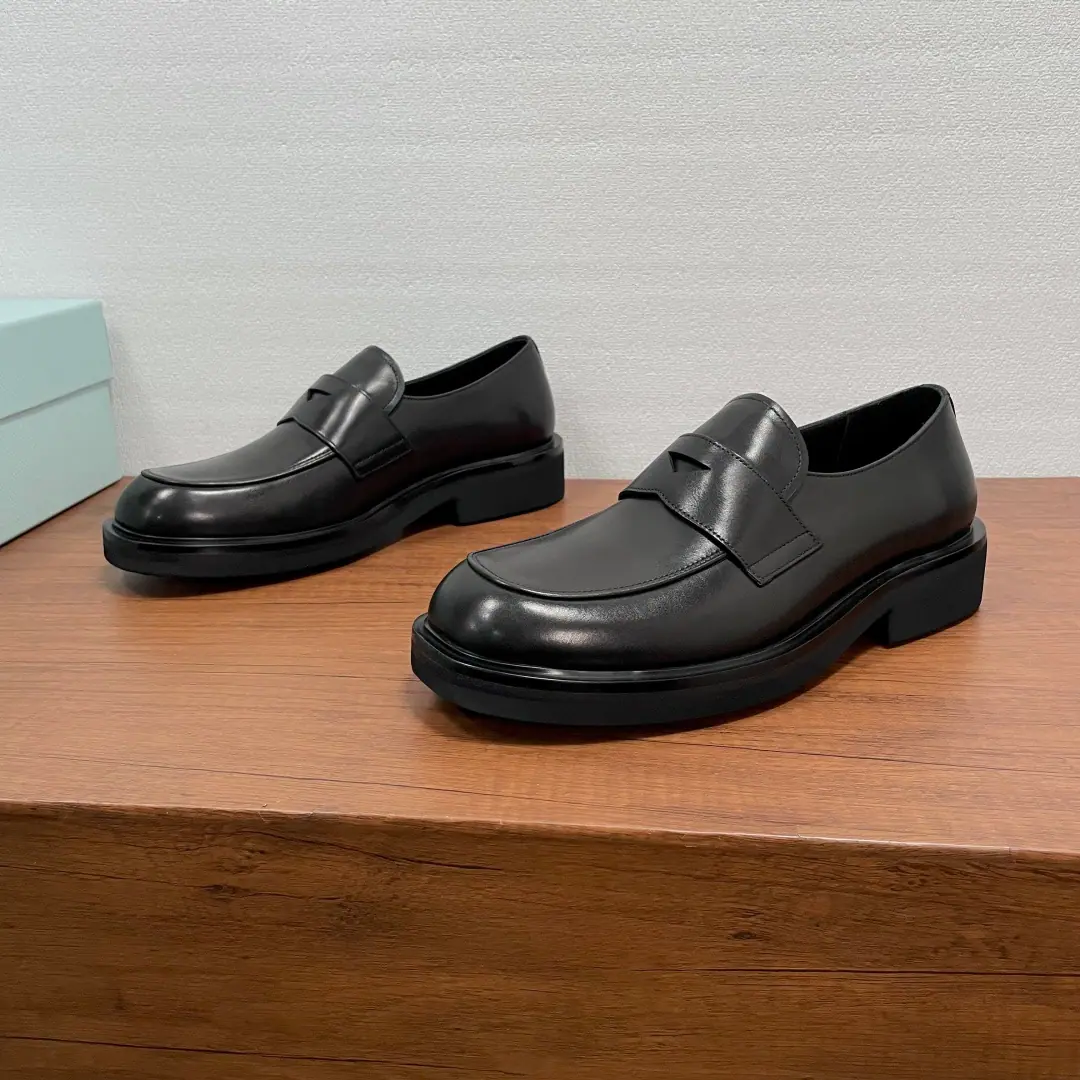 Prada A man's new leather and lyric shoes. This lyver shoes are so elegant and so modern.. It's carefully crafted with black cow skin and bright-faced beads., The classic cross-trip tape with the front is triangulated. Empty details., Sewing of imported car beds, Shoes-to-shoe design, Combining the skin with the vulcanization resistant grinding.EVAThe bubbles are so light and so deep., Full cow skin and a gold-hot pedal., - He's a man.. Classic Fashion, The upper foot is comfortable.！Dustproof bag with original box！ Codes: 39-40-41-42-43-44 Standard leather shoe size.（38/45I'll make sure I don't change it.） The cargo.: XY Pins. Black cow skin.