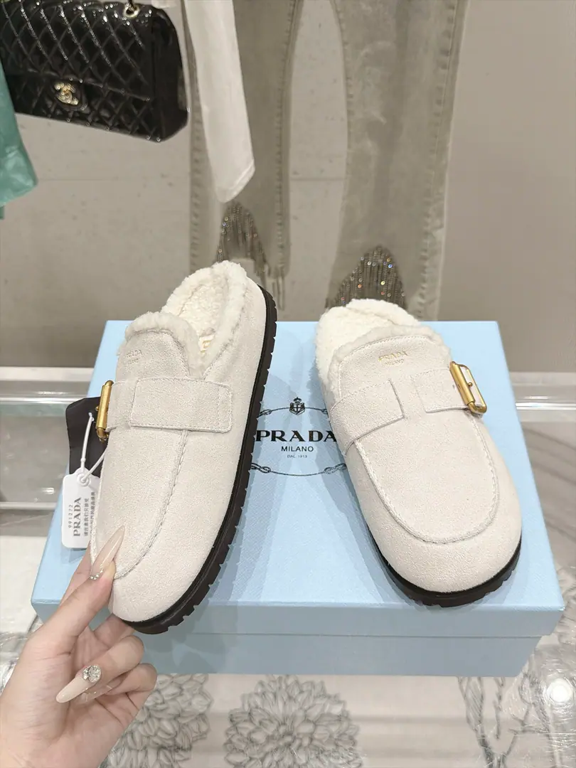 🏧𝐏𝐑𝐀𝐃𝐀In the new bridal wool of Prada Qiu Furry slippers. The fashionable designs present a classic contours. No matter what you're facing. You're the only one who owns the home.💃🏽 The original fabric is a high-fibre-feather-feather-feather-feather-- The imported lambs are mixed up in the inside. Original Open Model Slide-InTPUOtsumi! Codes: 35-40（40.41Do it.）