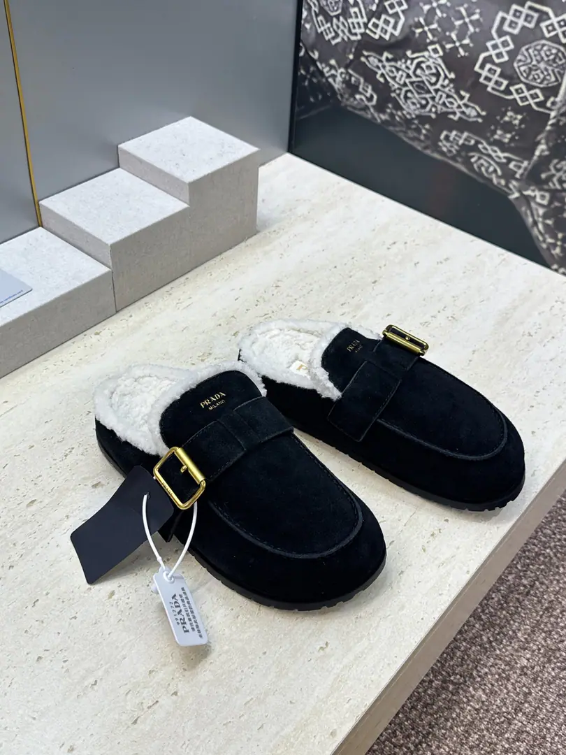 Plant prices Prada 2026A new lamb, mamule's shoes. Prada letterslogoThe hardware is a round-headed slipper. Material: Shoes are imported into sheep, skin.+Import the lamb's wool.+Original modeling slides over base Size:35-41(40.41Custom without re-offer）