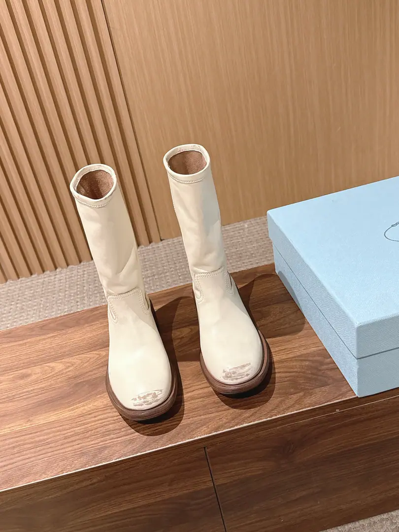 PRADA Prada's new boots. It's classic.P- Home sole. Wipe as Old Effect With a classic Chelsea boots. It's a little bit of a ride, but it's not a bad idea. A very human boot of autumn and winter. Old cow skin.➕Comfortable mixed sheep skin. Modular rubber bottom Size: 35-39（40Make a no-refund order.）