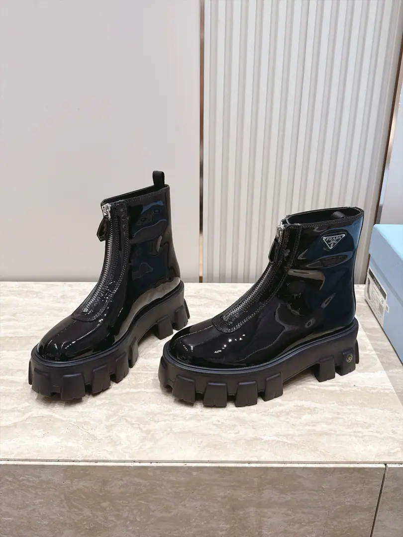PradaPrada's thick and old Martin boots. Front zipper boots. Classic gear thick. A triangulation button. It's a little bit of air fashion. Fashion cow skin. Bull. The inside feet are so soft and delicate., My feet are comfortable., Rubber molds are smooth and light. Original packaged macroheight5CM Standard code number:35-40 41Sold